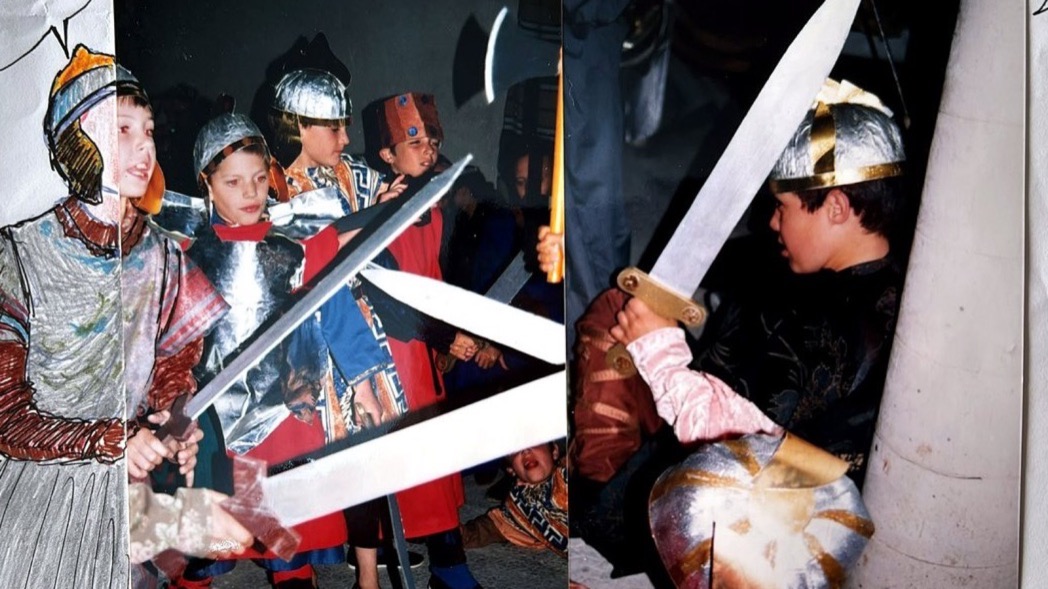 Enfants costumés en chevaliers dans une scène de théâtre