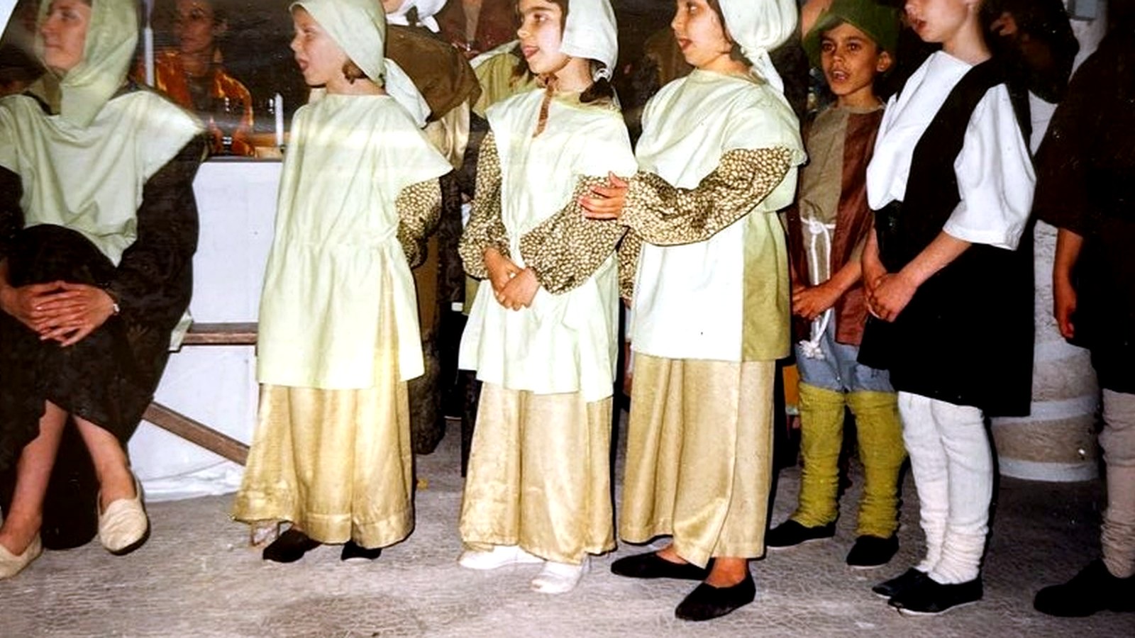 Groupe d'enfants en costumes pendant un spectacle