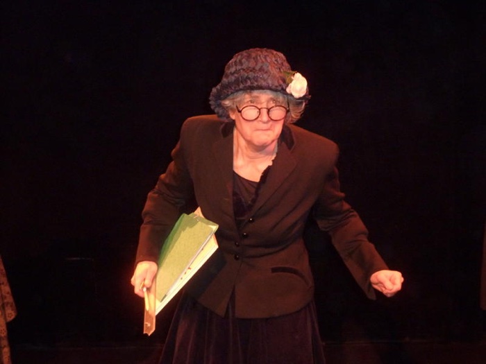 Sabine Alavia en costume sur scène