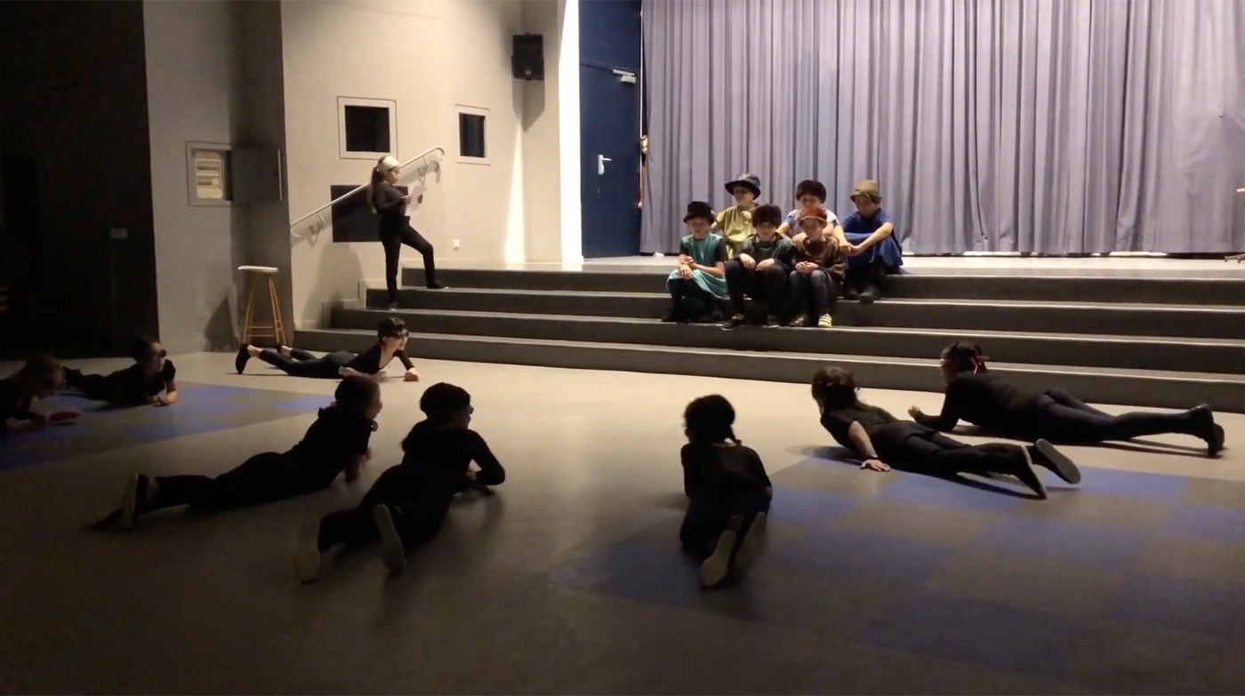 Enfants sur scène pendant un atelier de théâtre musical